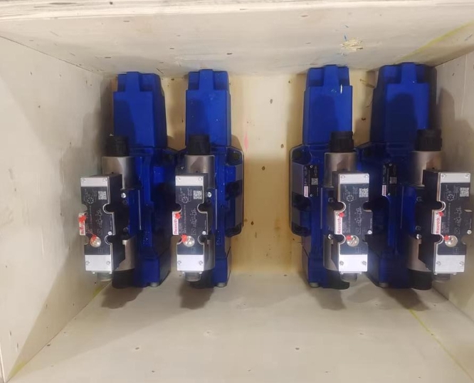 Rexroth R901014940 Servo Proportional Directional Valve 4WRZE25W8-325-7X/6EG24N9K31/F1D3M